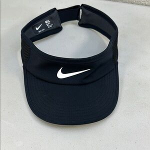 NIKE Black and White Athletic Hat M/L Visor